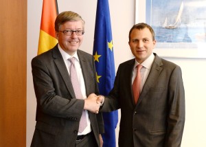 Dr. Hans-Peter Bartels, Vorsitzender des Verteidigungsausschusses empfängt am 5. Mai den libanesischen Außenminister, Gebran Bassil. ©Deutscher Bundestag / Achim Melde