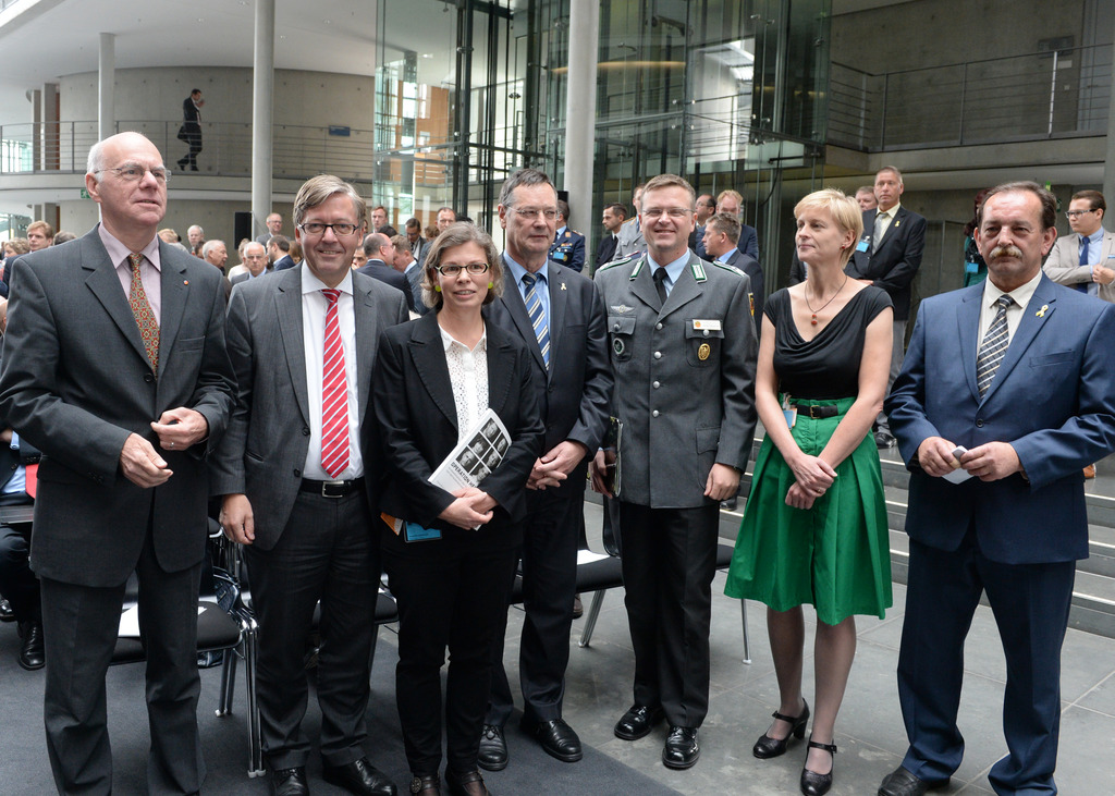 v.l.n.r.: Norbert Lammert, Hans-Peter Bartels, Sabine Würich, Hellmuth Königshaus, André Wüstner, Ulrike Scheffer, Rainer Erdel